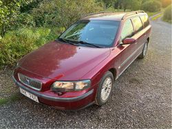 Röd Begagnad 2004 Volvo V70 Business Edition Kombi | 28 000 kr (Marknadspris)