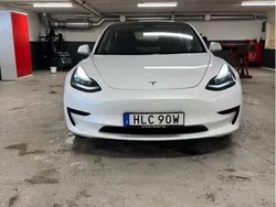 Vit Begagnad 2020 Tesla Model 3 Standard Range Plus Sedan | 179 900 kr (Superpris)