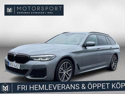 Grå (grå metallic) Begagnad 2023 BMW 530e M Sport Kombi | 439 900 kr (Marknadspris)