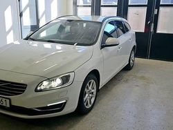Vit Begagnad 2017 Volvo V60 Momentum Kombi | 149 900 kr (Marknadspris)