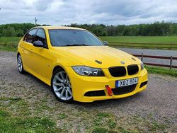 Folierad gul Begagnad 2006 BMW 325 Sedan | 129 000 kr