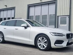 Vit Begagnad 2019 Volvo V60 Momentum Kombi | 220 000 kr