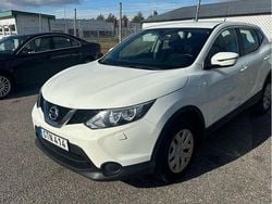Vit Begagnad 2015 Nissan Qashqai SUV | 70 000 kr