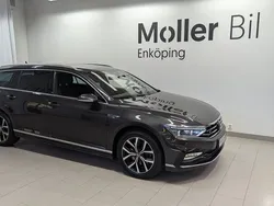 Mörkgrå (mangan grey metallic) Begagnad 2022 VW Passat R-line Kombi | 279 000 kr (Bra pris)