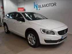 Vit (icevit) Begagnad 2016 Volvo V60 CC Summum Kombi | 219 900 kr (Marknadspris)