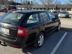 Svart Begagnad 2011 Skoda Octavia Elegance Kombi | 45 000 kr (Marknadspris)
