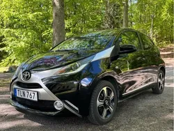 Svart Begagnad 2015 Toyota Aygo X-clusiv Halvkombi | 84 800 kr (Marknadspris)
