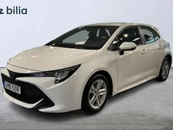 Vit Begagnad 2022 Toyota Corolla Hybrid Active Halvkombi | 229 800 kr (Marknadspris)