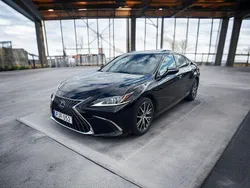 Svart Begagnad 2022 Lexus ES300H Sedan | 259 875 kr (Bra pris)