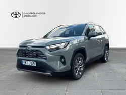 Grön Begagnad 2025 Toyota RAV4 Hybrid Executive SUV | 499 900 kr (Marknadspris)