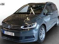 Mörkgrå Begagnad 2024 VW Touran Life Minibuss | 369 900 kr (Bra pris)