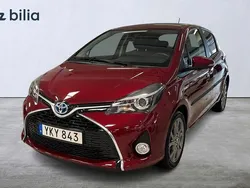 Röd Begagnad 2017 Toyota Yaris Hybrid Comfort Halvkombi | 159 900 kr (Marknadspris)