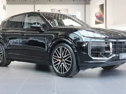 Svart Begagnad 2023 Porsche Cayenne Turbo E-Hybrid SUV | 1 595 000 kr