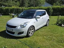 Vit Begagnad 2011 Suzuki Swift Halvkombi | 37 000 kr (Marknadspris)