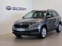 Grå (graphite grey metallic) Ny 2025 Skoda Karoq Selection SUV | 349 900 kr (Marknadspris)