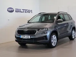 Grå (graphite grey metallic) Ny 2025 Skoda Karoq Selection SUV | 349 900 kr (Marknadspris)