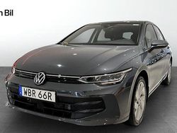 Mörkgrå (dolphin grey metallic) Begagnad 2024 VW Golf VIII Life Kombi | 304 900 kr (Marknadspris)