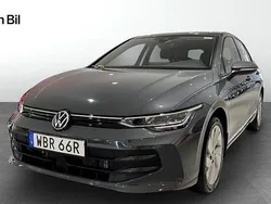 Mörkgrå (dolphin grey metallic) Begagnad 2024 VW Golf VIII Life Kombi | 304 900 kr (Marknadspris)