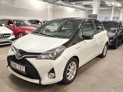 Vit Begagnad 2017 Toyota Yaris Hybrid Active Halvkombi | 99 999 kr