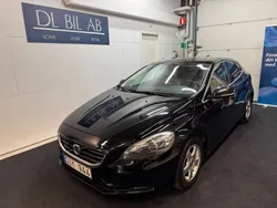 Svart Begagnad 2014 Volvo V40 Summum Kombi | 119 900 kr (Marknadspris)