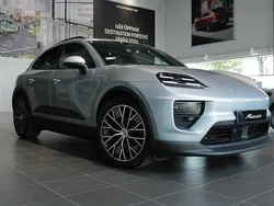 Silver Ny 2025 Porsche Macan SUV | 1 183 300 kr (Marknadspris)