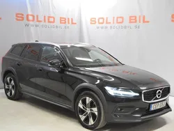 Svart Begagnad 2021 Volvo V60 CC Momentum Kombi | 239 900 kr (Bra pris)