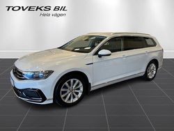 Vit (glacier white metallic) Begagnad 2023 VW Passat GTE Kombi | 359 900 kr (Marknadspris)