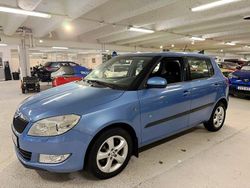 Blå (denimblå metallic) Begagnad 2013 Skoda Fabia Elegance Halvkombi | 89 900 kr (Dyr)
