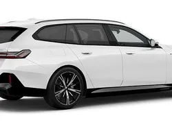 Vit Ny 2025 BMW 530e Comfort Edition Kombi | 759 900 kr (Marknadspris)