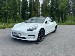 Vit Begagnad 2019 Tesla Model 3 Long Range Sedan | 229 000 kr (Marknadspris)