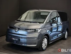 Grå Begagnad 2023 VW Multivan Life Minibuss | 499 900 kr (Superpris)