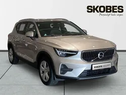 Ljusgrå (grå) Begagnad 2024 Volvo XC40 Core SUV | 359 400 kr (Marknadspris)