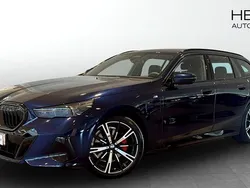Blå (blue) Begagnad 2025 BMW 530e M Sport Kombi | 718 700 kr (Marknadspris)