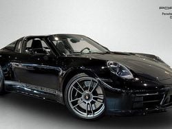 Svart (jet black metallic, suffl) Begagnad 2023 Porsche 992 Edition Cab | 2 295 000 kr (Marknadspris)