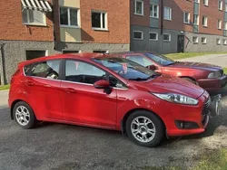 Röd Begagnad 2014 Ford Fiesta Titanium Halvkombi | 70 000 kr (Marknadspris)