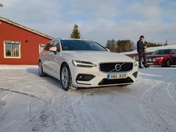 Vit Begagnad 2019 Volvo V60 Momentum Kombi | 170 000 kr