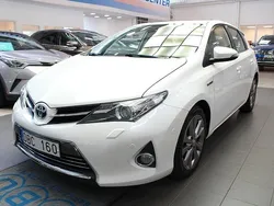 Vit Begagnad 2013 Toyota Auris Hybrid Executive Halvkombi | 99 900 kr (Bra pris)