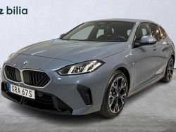 Grå (storm bay ) Begagnad 2024 BMW 120 M Sport Halvkombi | 378 500 kr
