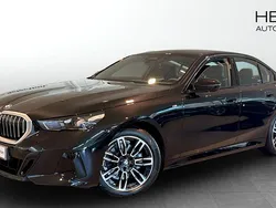 Svart (black) Begagnad 2025 BMW 520 M Sport Sedan | 578 700 kr (Marknadspris)
