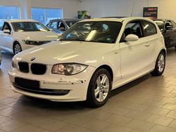 Vit Begagnad 2008 BMW 118 Advantage Halvkombi | 44 900 kr (Marknadspris)