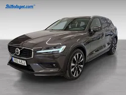 Grå Begagnad 2023 Volvo V60 CC Plus Kombi | 409 500 kr (Marknadspris)