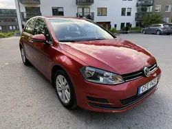 Röd Begagnad 2015 VW Golf VII Halvkombi | 84 900 kr (Marknadspris)