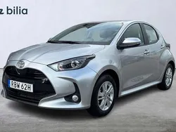 Silver Ny 2024 Toyota Yaris Hybrid Active Halvkombi | 271 800 kr (Marknadspris)