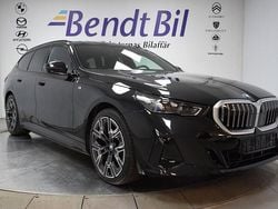 Black sapphire metallic Begagnad 2025 BMW 530e Efficient Dynamics Kombi | 689 500 kr (Marknadspris)