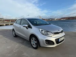 Grå (silver matallic) Begagnad 2013 Kia Rio 4 Halvkombi | 69 900 kr (Lite dyr)