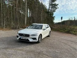Vit Begagnad 2021 Volvo V60 Momentum Kombi | 300 000 kr (Bra pris)