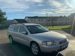 Ljusgrå Begagnad 2006 Volvo V70 Kinetic Kombi | 29 900 kr (Marknadspris)