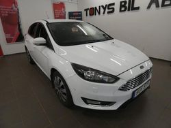 Vit Begagnad 2016 Ford Focus Titanium Halvkombi | 74 900 kr (Marknadspris)