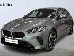 Grå Begagnad 2025 BMW 120 Shadowline Halvkombi | 399 900 kr