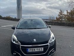 Mörkgrå (grå) Begagnad 2016 Peugeot 208 Halvkombi | 97 000 kr (Bra pris)